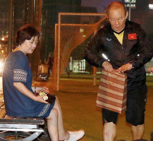 0720-朴恒绪与夫人已返回韩国奔丧.jpg